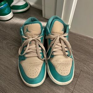 Jordan Low Top Sneakers Teal & Beige